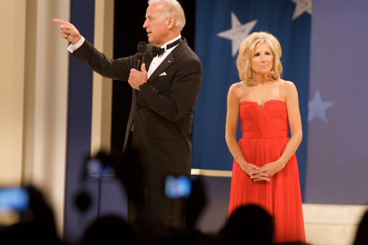 Jill Biden ha fatto un'ottima figura con il suo audace abito rosso