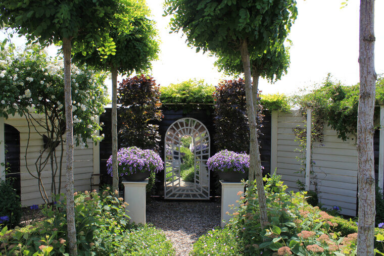 Posiziona gli specchi in bagno, non in giardino