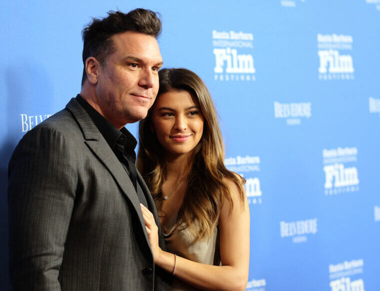 Dane Cook (45) y Kelsi Taylor (17)