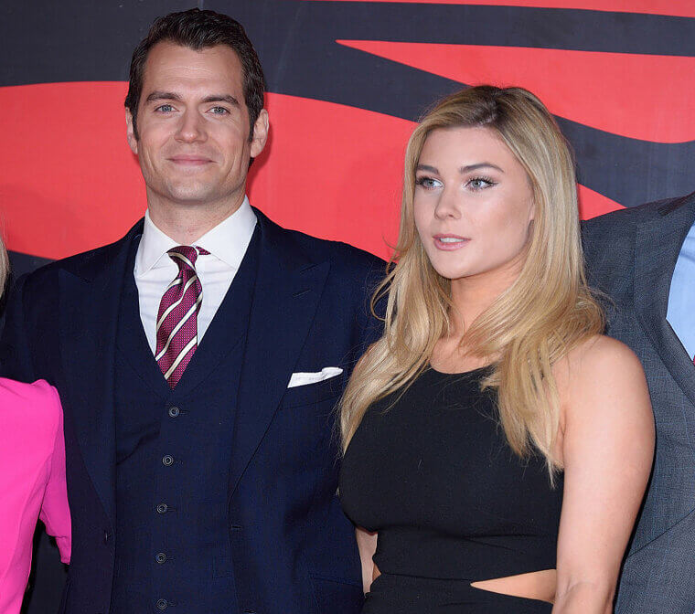 Henry Cavill (32) y Tara King (19)