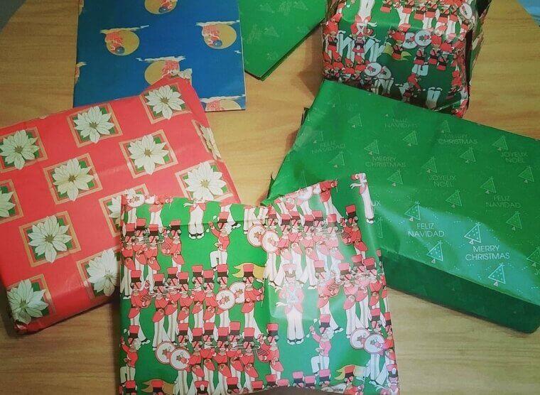 Public Gift Comparisons and Social Pressure