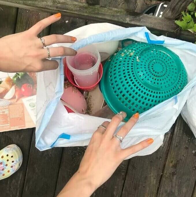 Cette personne qui jette toute la vaisselle pour éviter de la laver.