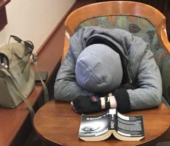 Le troll de ton colocataire de tous les jours met en scène "50 nuances de Grey".