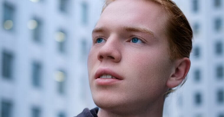 Blue-Eyed Males May Have Female-Shaped Faces