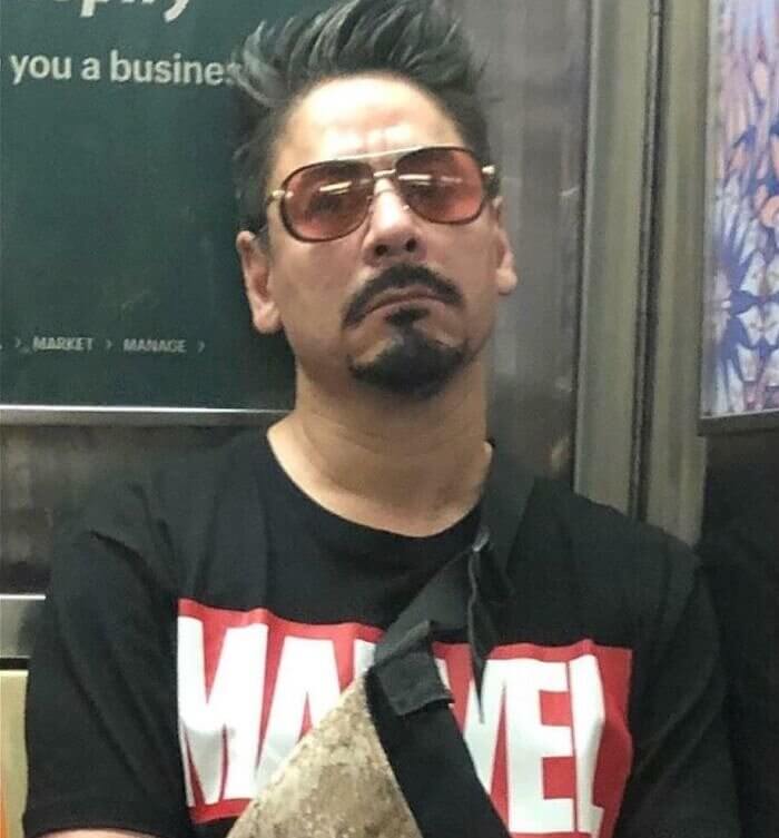 Tony Stark con una camiseta Marvel