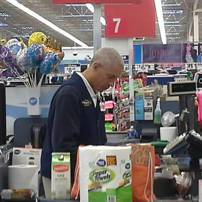 Obama trabaja ahora en Walmart