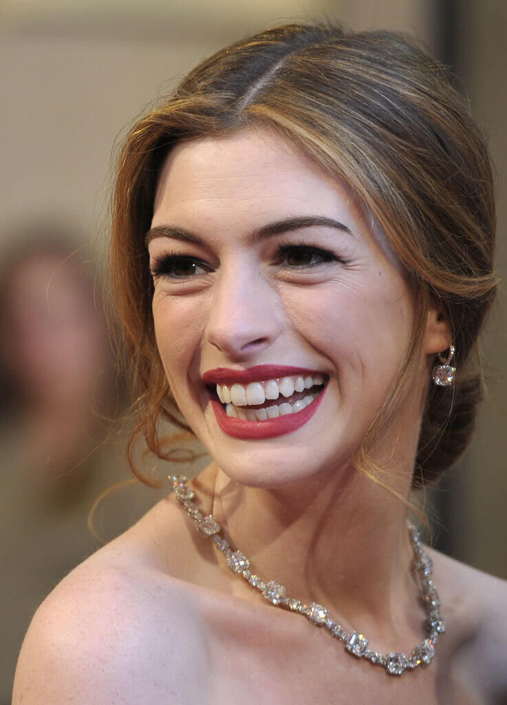 El collar de 10 millones de dólares de Anne Hathaway