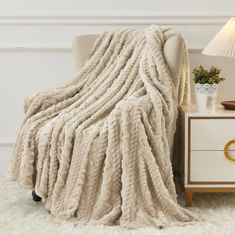 Aganear Fleece Blanket - Cozy, Soft, Lightweight Comfort for All Seasons - 30% Off!