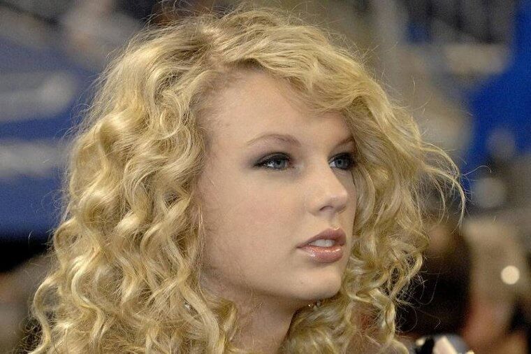 ​When Taylor Swift Was Only A Country Music Singer