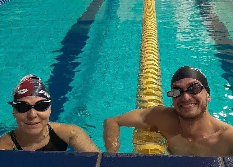 Nager après avoir mangé te donne des crampes d'estomac