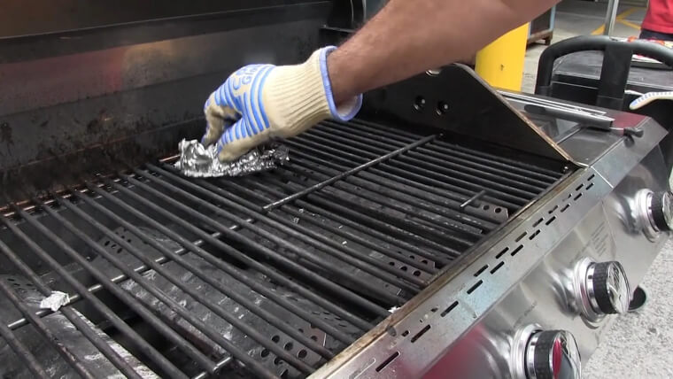 Scrub Your Grill With Aluminum