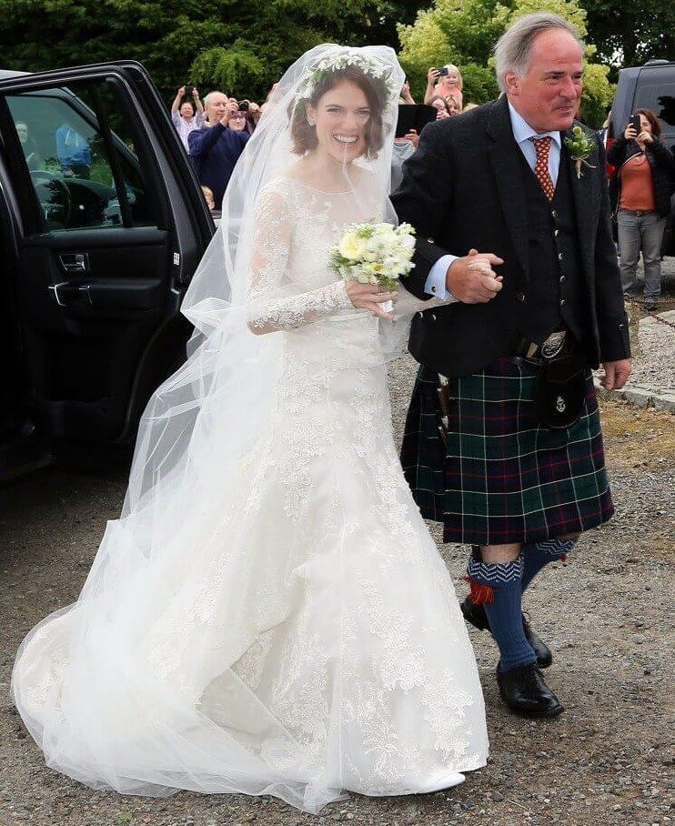 Rose Leslie a choisi un look classique