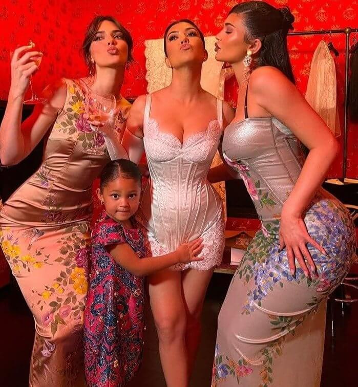 Kourtney Kardashian porte une mini-robe