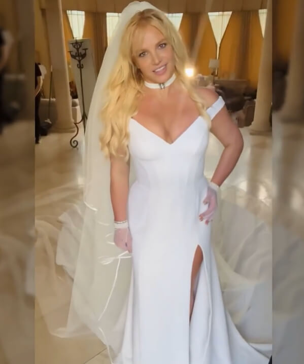 Tour de cou et gants de dentelle de Britney Spears