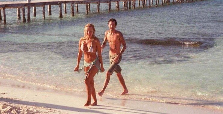Pamela Anderson se marie en bikini