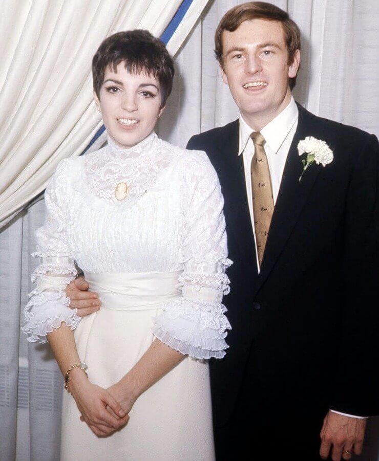 Liza Minnelli look froufroutant et lacé