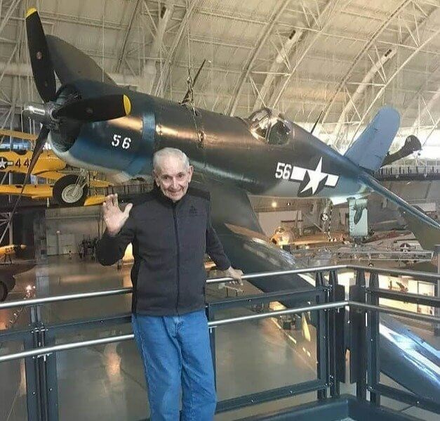 第二次世界大戦のパイロットが飛行機と再会する