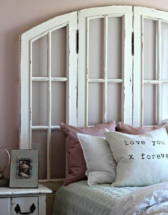 Fabriquer une tête de lit avec une vieille fenêtre