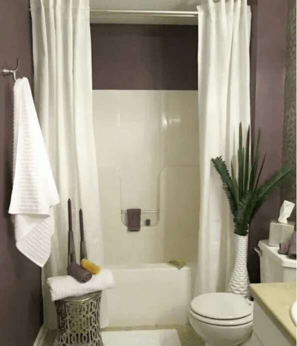 Créez un look dramatique à votre salle de bain en doublant vos rideaux de douche.