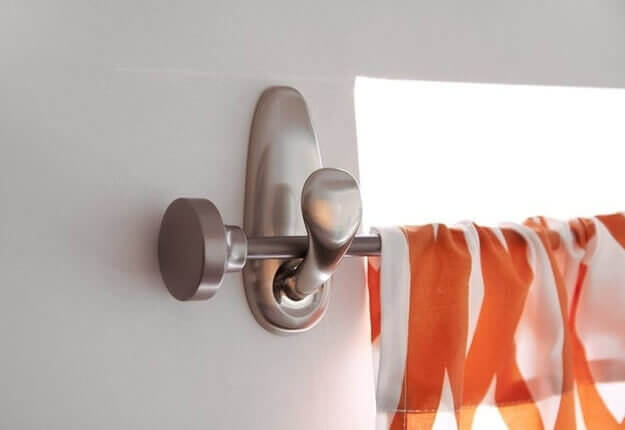 Utilisez des crochets de commande pour accrocher vos rideaux