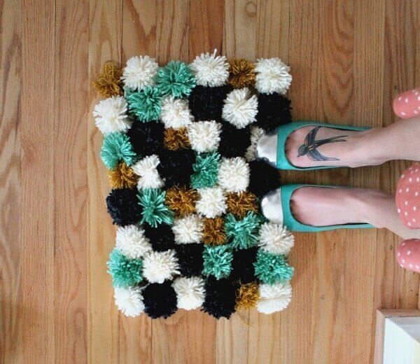 Fabriquer un tapis à pompons DIY