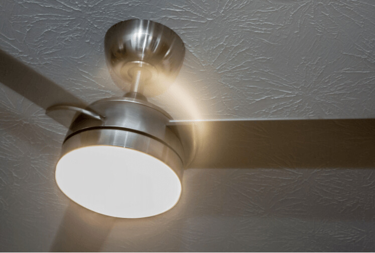 Basculez l'interrupteur sur votre ventilateur pour garder votre maison plus chaude