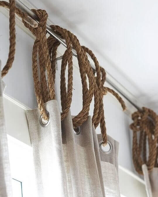 Utilisez une corde pour accrocher vos rideaux