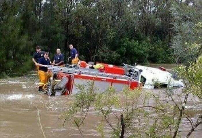 Os Bombeiros Estão Atolados