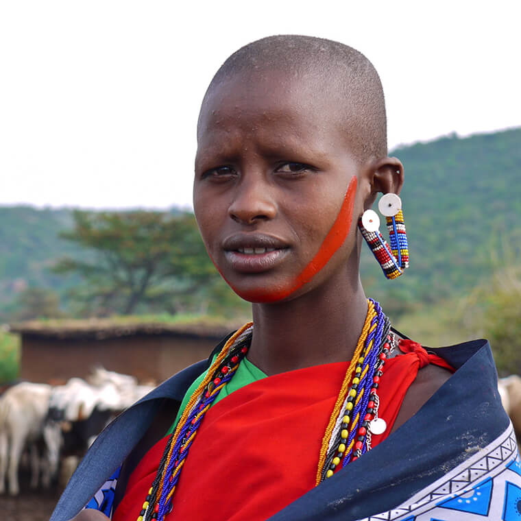 O povo Maasai do Quênia estica os lóbulos das orelhas usando presas de elefante