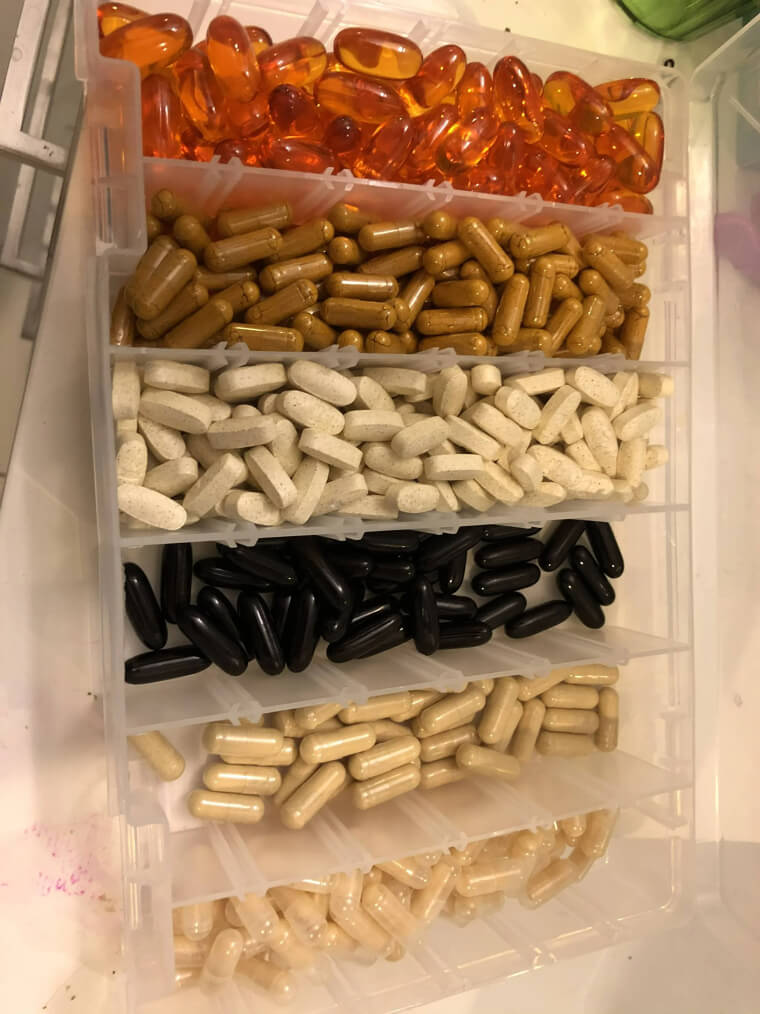 Verwende Pillen-Organizer, um dich an deine pränatalen Vitamine zu erinnern