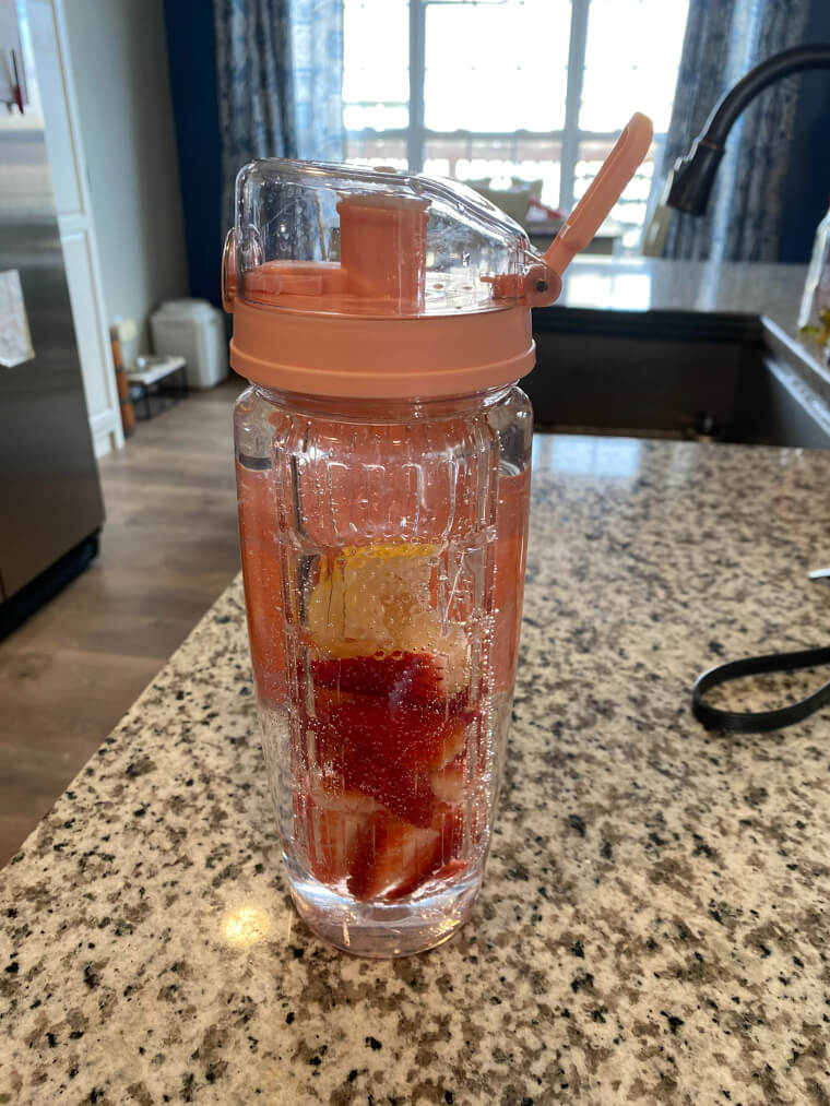 Füge deinem Wasser Obst hinzu, um hydriert zu bleiben