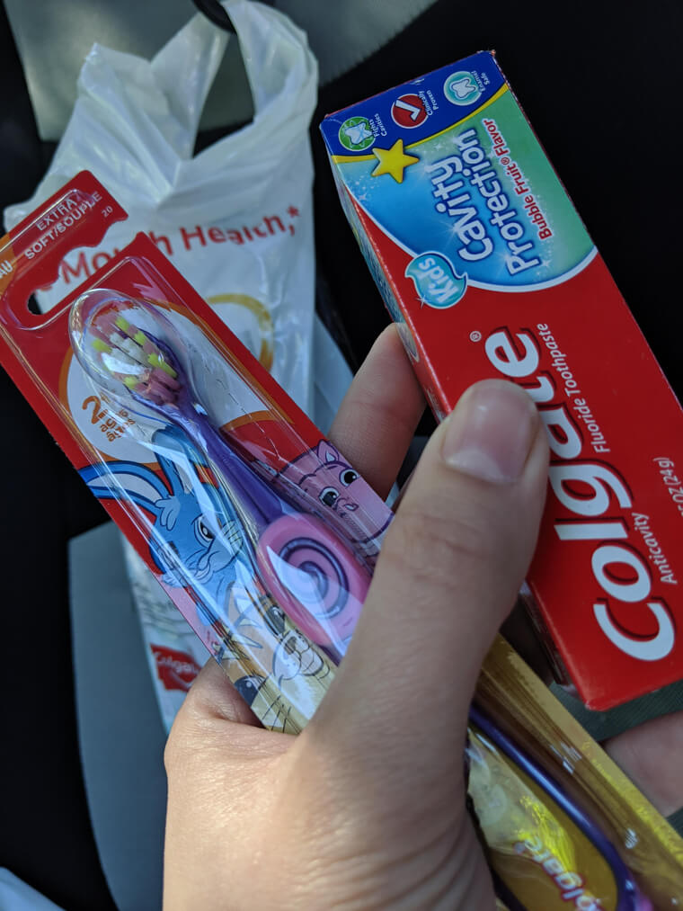 Benutze eine Kinderzahnbürste, wenn dir Zähneputzen weh tut