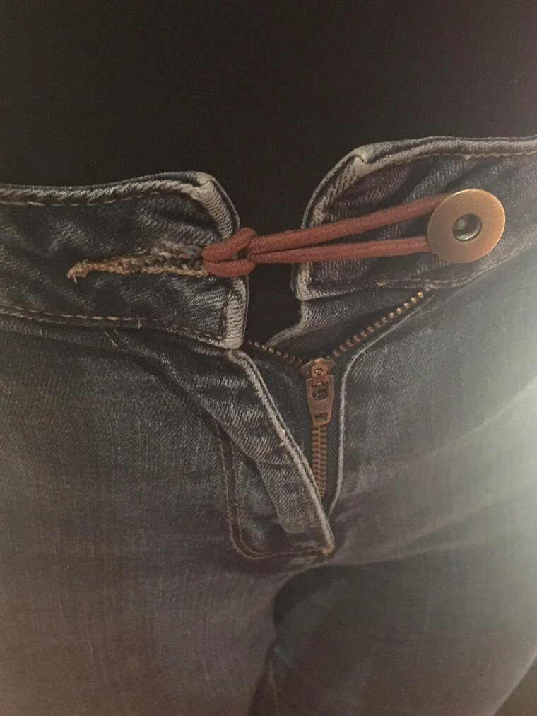 Jeans im Handumdrehen mit einem Haarband tauglich machen