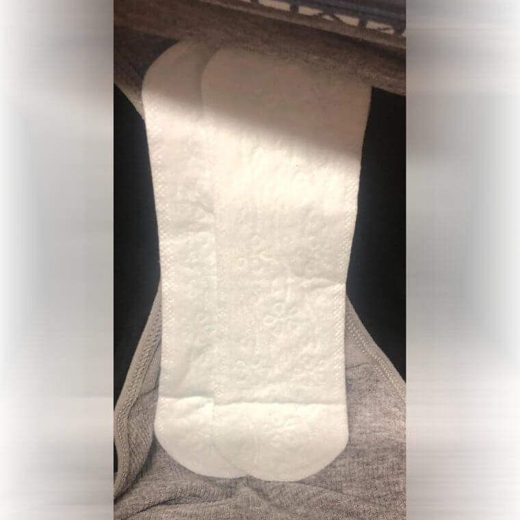 Verwende Damenbinden, um Milch aufzufangen