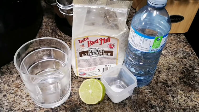 Trinke Natron und Wasser gegen sauren Reflux