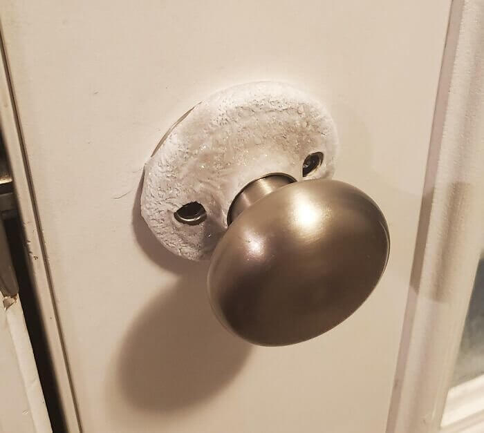 Il fait si froid que la poignée de porte est gelée