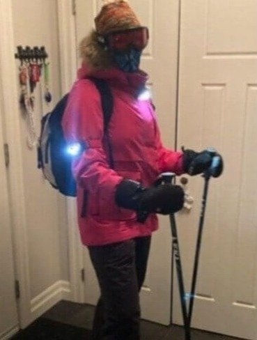 Cette femme s'est rendue au travail à pied dans un véritable blizzard.