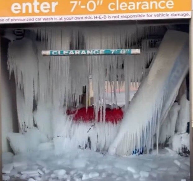Cette station de lavage est entièrement gelée