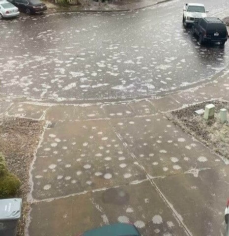 Une route et une allée complètement gelées