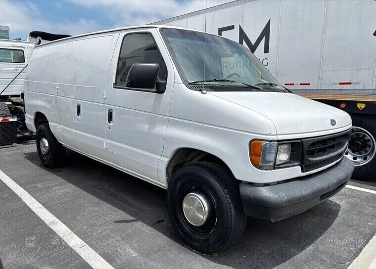 ​2000 Ford E-250 Econoline: $675