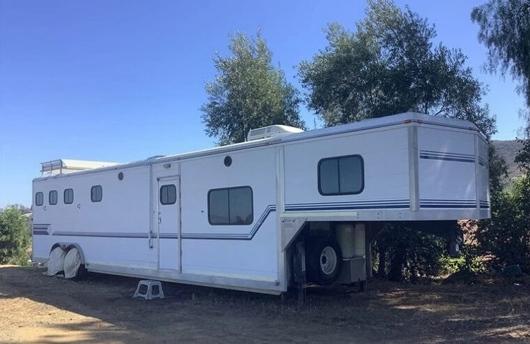1997 Jamco 3-Horse Trailer With Living Quarters - $34,500.00