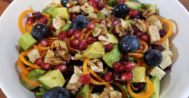 Spinach Salad With Quinoa, Chicken and Fresh Berries