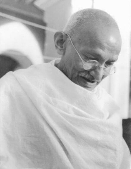 Il Mahatma Gandhi Ha Fatto Dormire Con Lui Delle Ragazze Minorenni