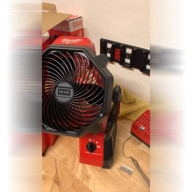 Ventiladores de 12 volts para parafusar em qualquer lugar