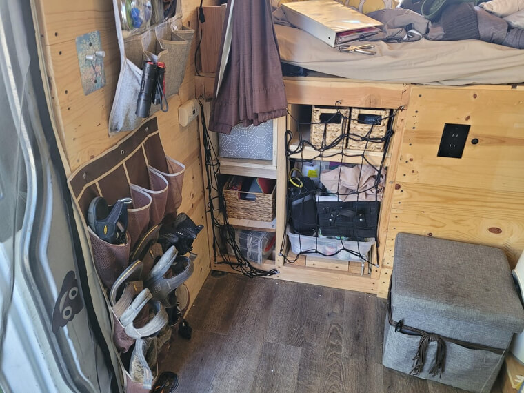 Organizadores de sapatos - embaixo da cama, pendurados ou ao lado da porta