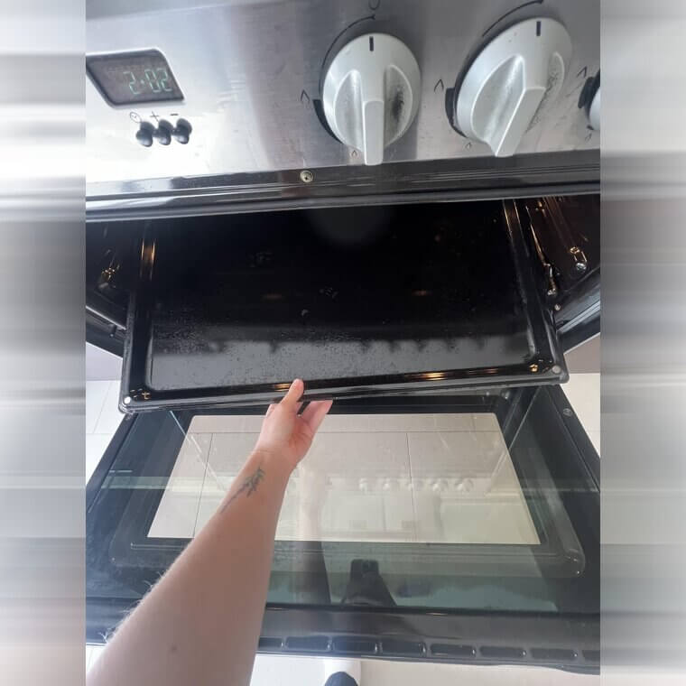 Guarde as bandejas e os pratos no forno