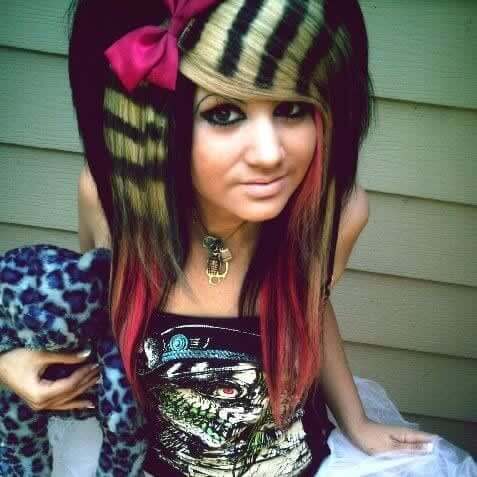 Übermäßig geglättetes und seltsam gefärbtes Szenenhaar