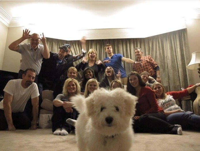 Only a Grinch Would Hate This Photobomb