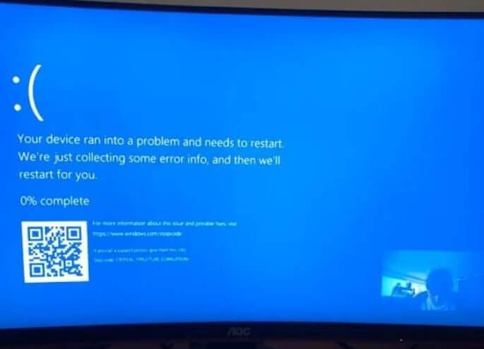 PCの画面端に映る謎の男性
