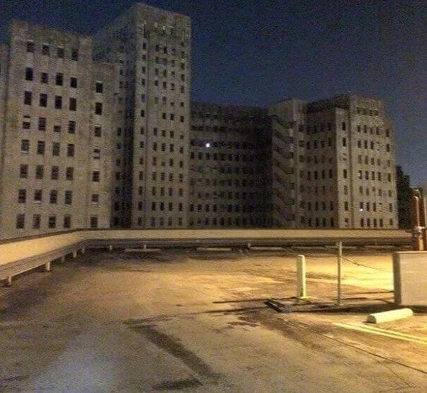 廃墟の病院に灯る1つの明かり